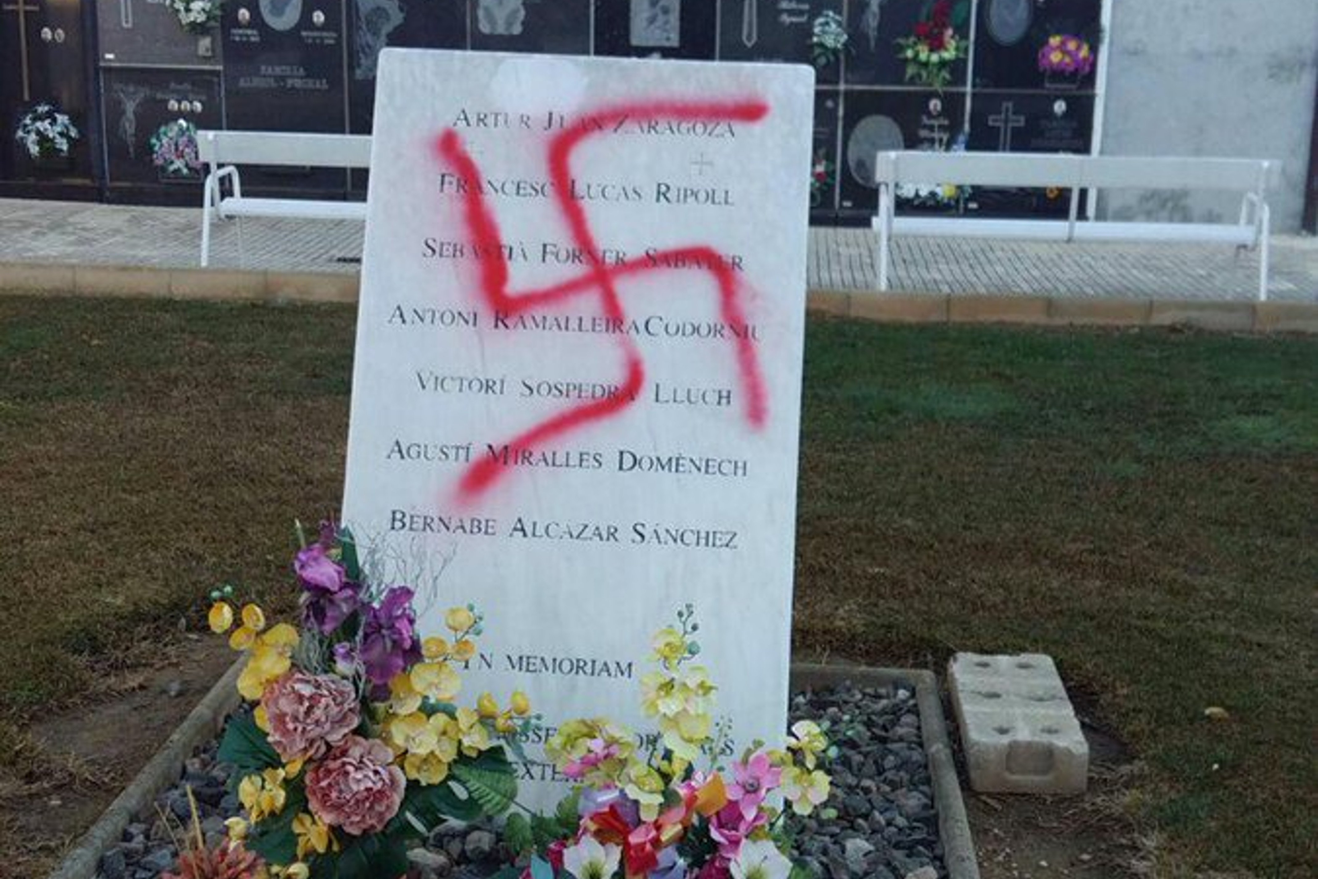 Un detingut a Vinaròs per una pintada nazi a un memorial de l’Holocaust