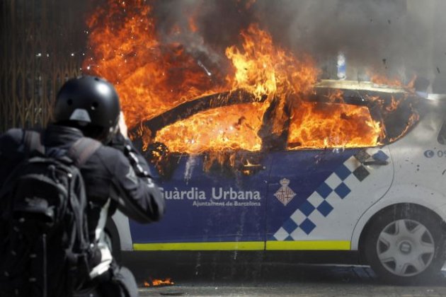 Cotxe Guàrdia Urbana cremant vaga 29S - Reuters