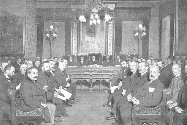 Es constitueix la Mancomunitat de Catalunya. Assemblea constitutiva de la Mancomunitat (1914). Font AHCB (Arxiu Historic de la ciutat de Barcelona)