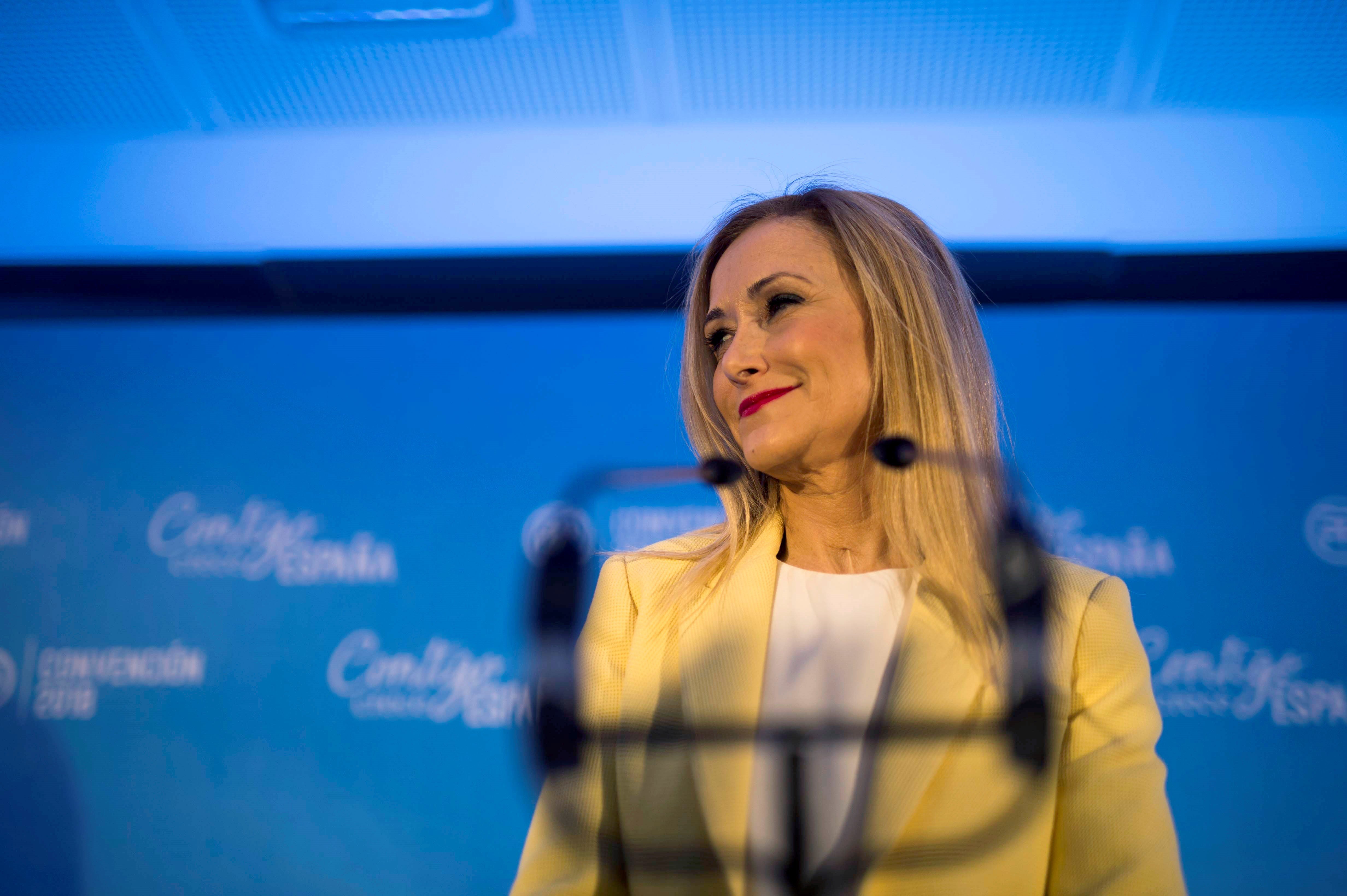 Cifuentes dirige ahora la polémica del máster contra el PSOE