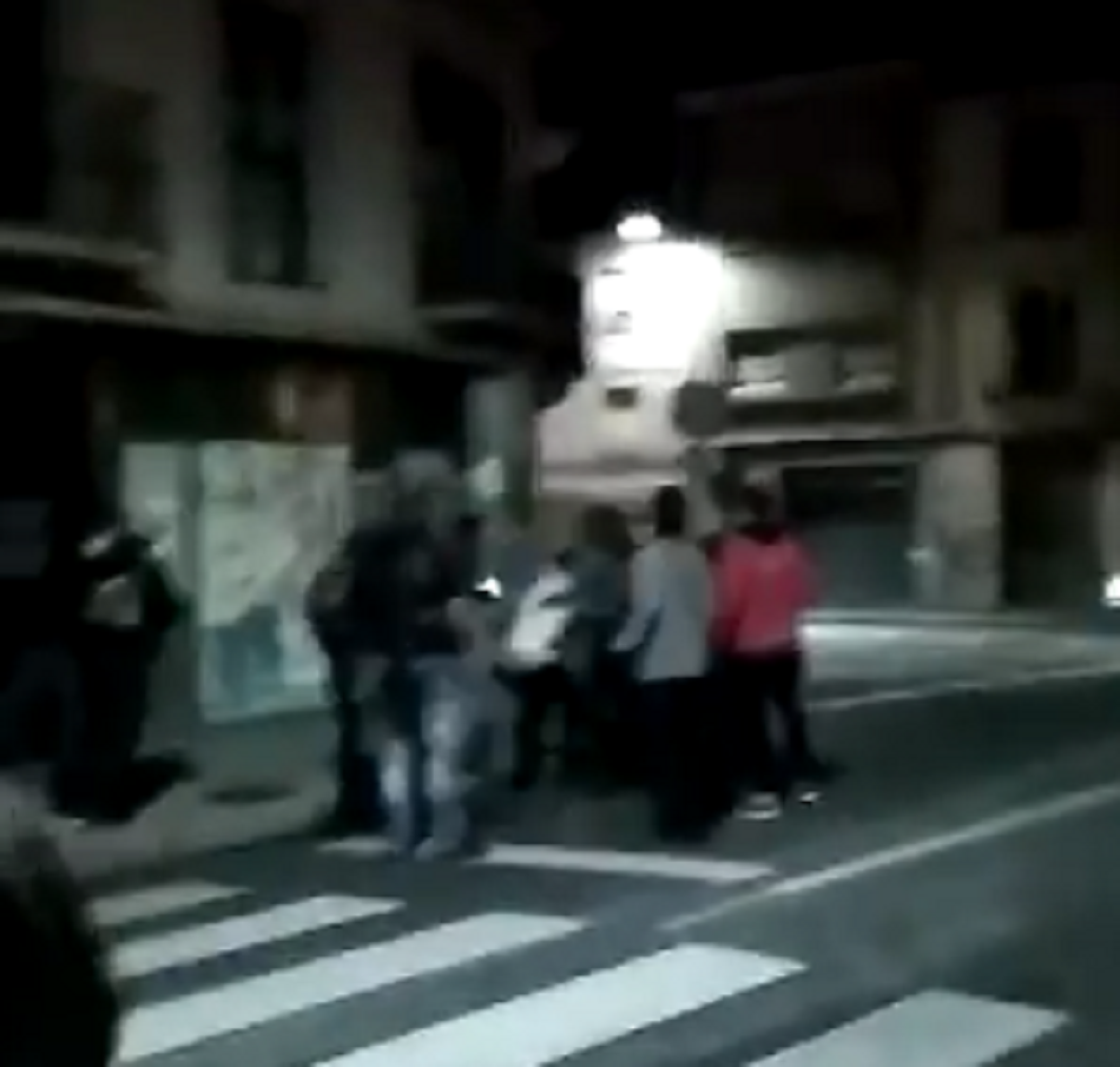 VÍDEO: Brutal pallissa ultra a veïns d'Artés que penjaven llaços grocs