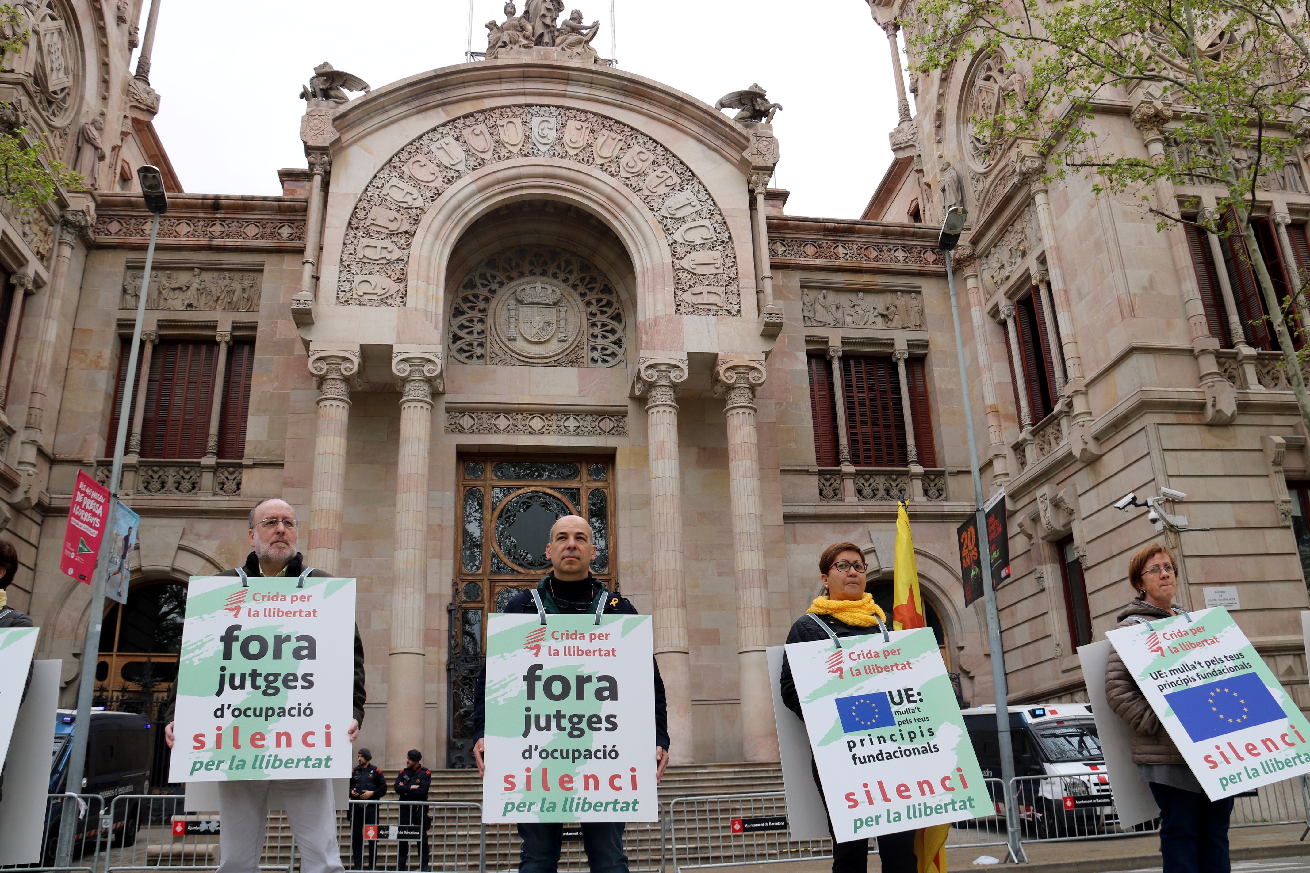 15 minuts de silenci davant el TSJC per exigir la "llibertat dels presos polítics"