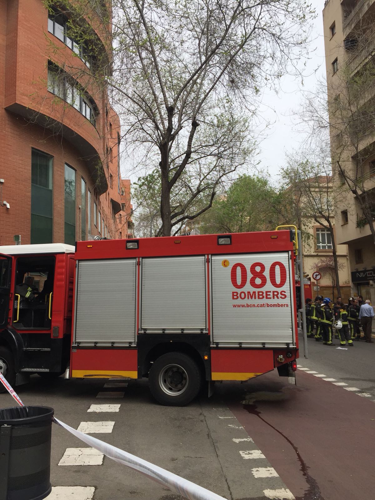 Un incendi crema una nau amb material d'automoció a Seva