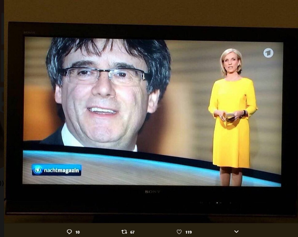 Los presentadores de la TV alemana, de amarillo cuando hablan de Puigdemont