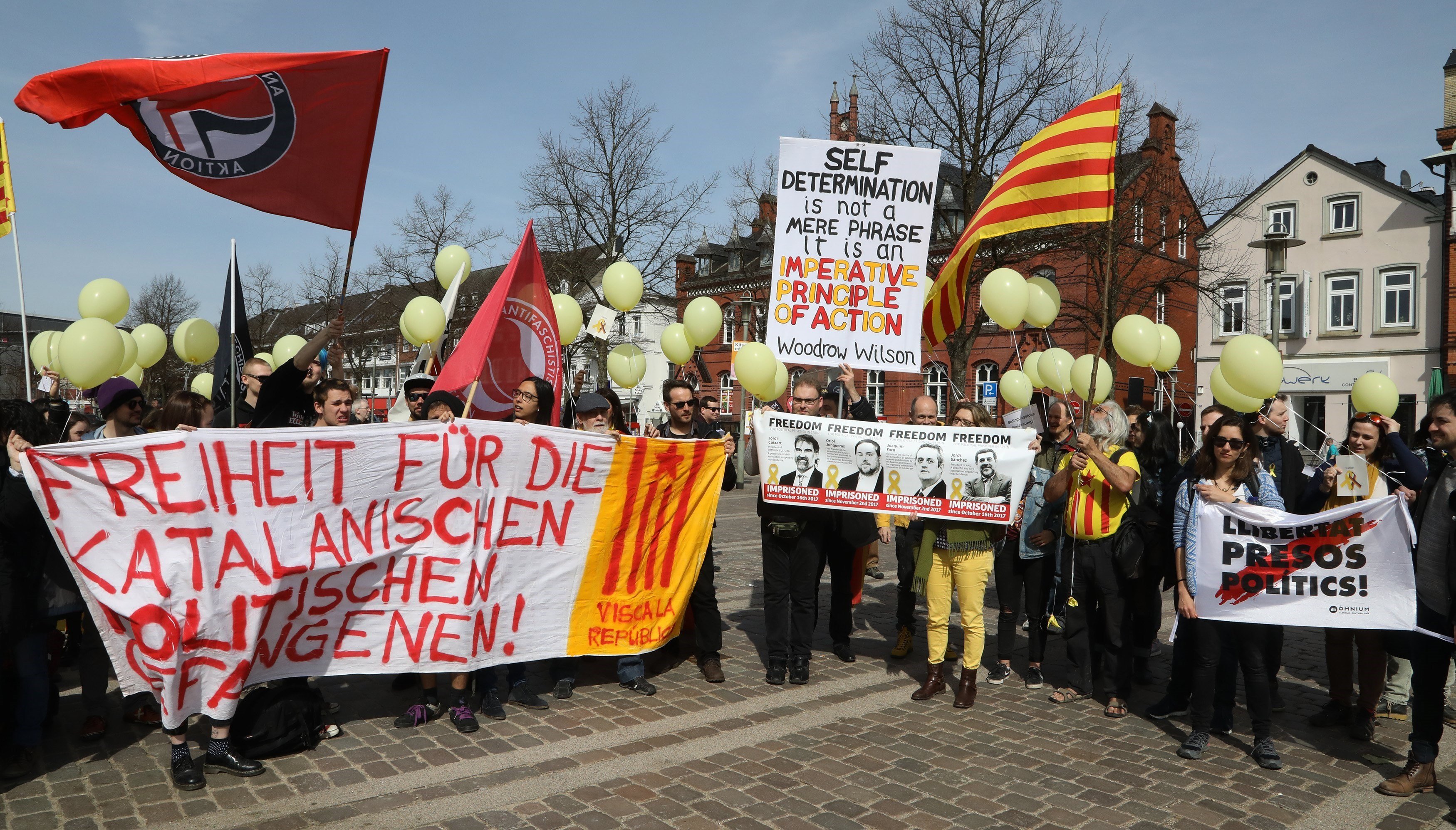 Manifestació a Neumünster per celebrar la llibertat de Puigdemont