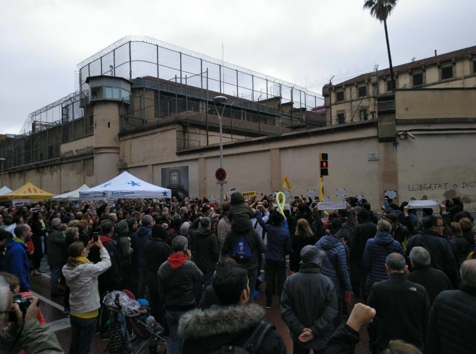 La Caminada per la Llibertat: 24 hores caminant al voltant de la Model
