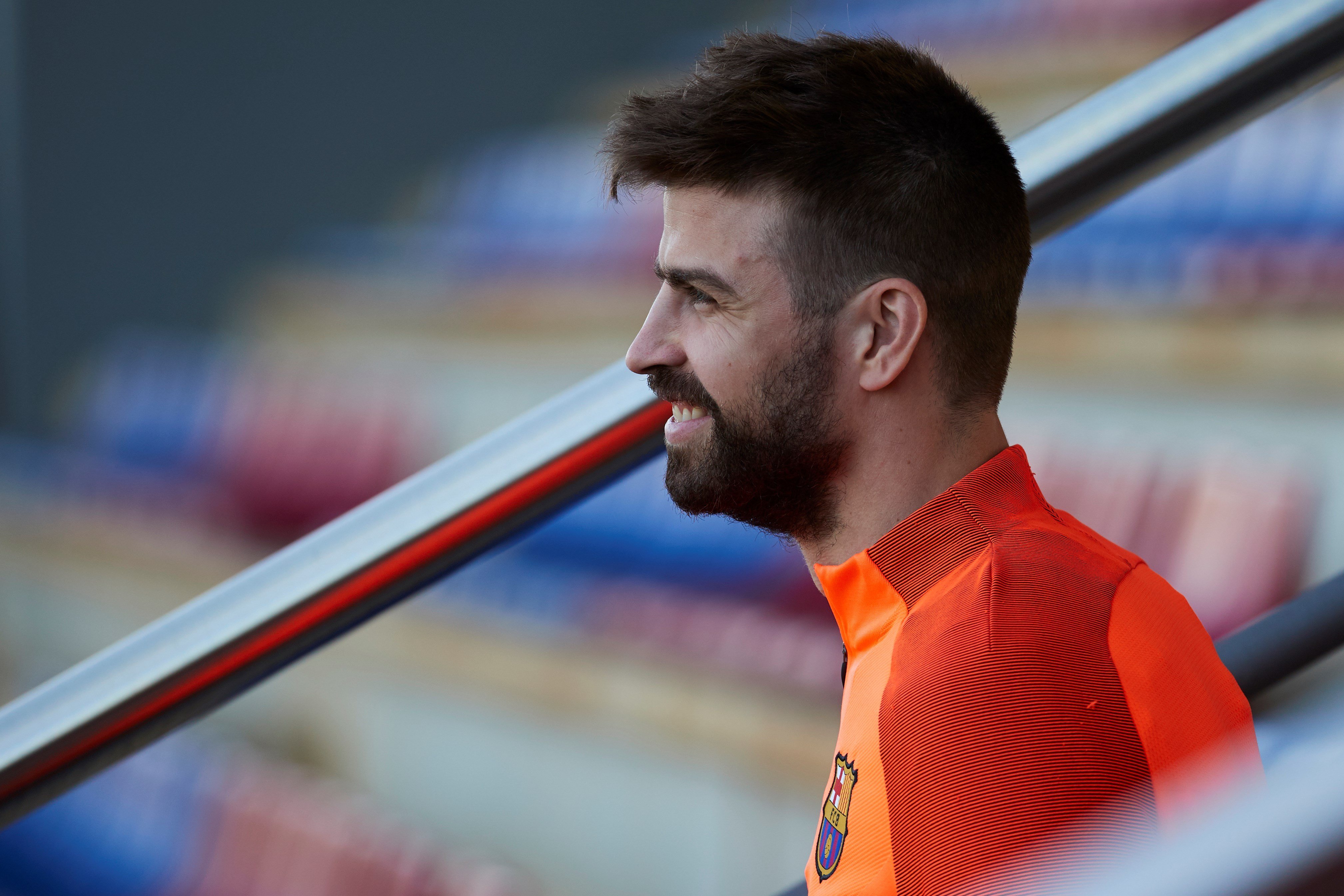 Vídeo: Gerard Piqué llega al entrenamiento en bicicleta