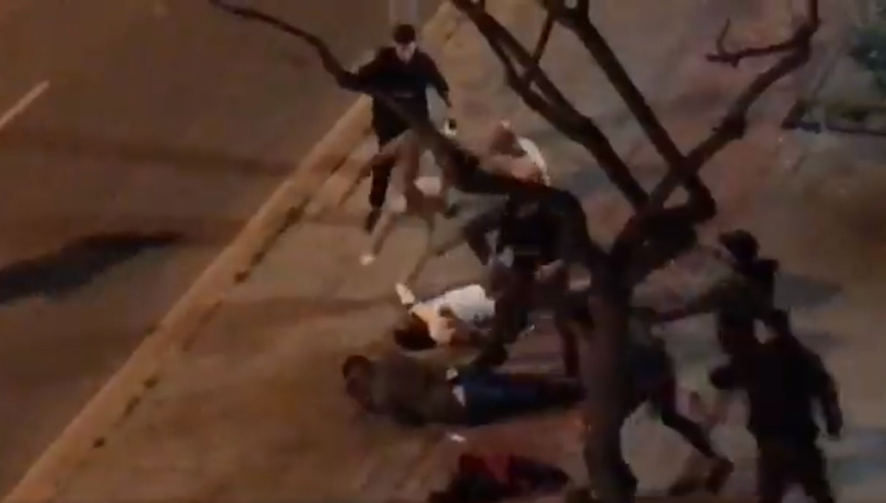 Tres heridos graves en una pelea multitudinaria en Cornellà