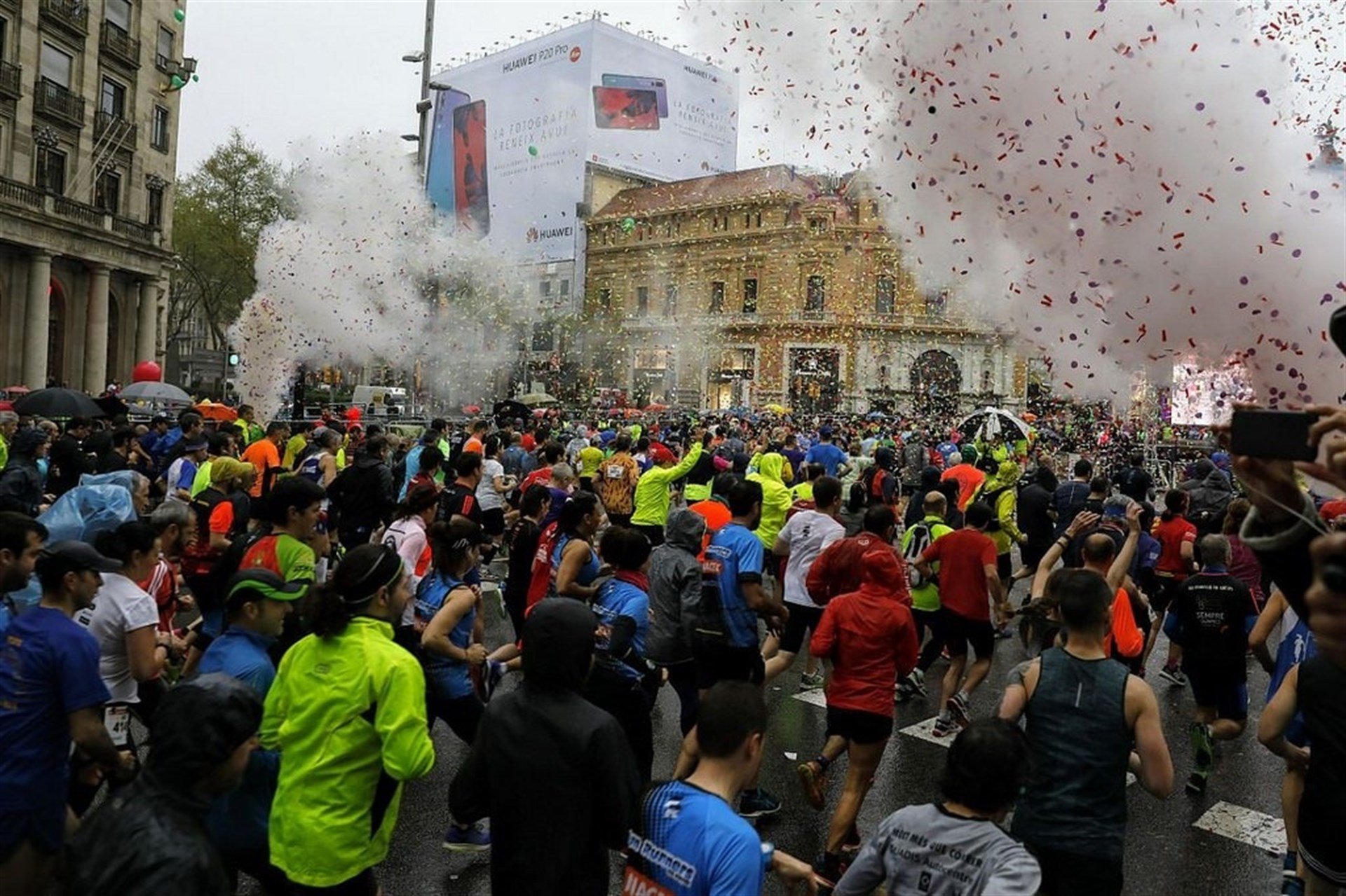 Unas 33.000 personas participan en la carrera solidaria de El Corte Inglés en Barcelona