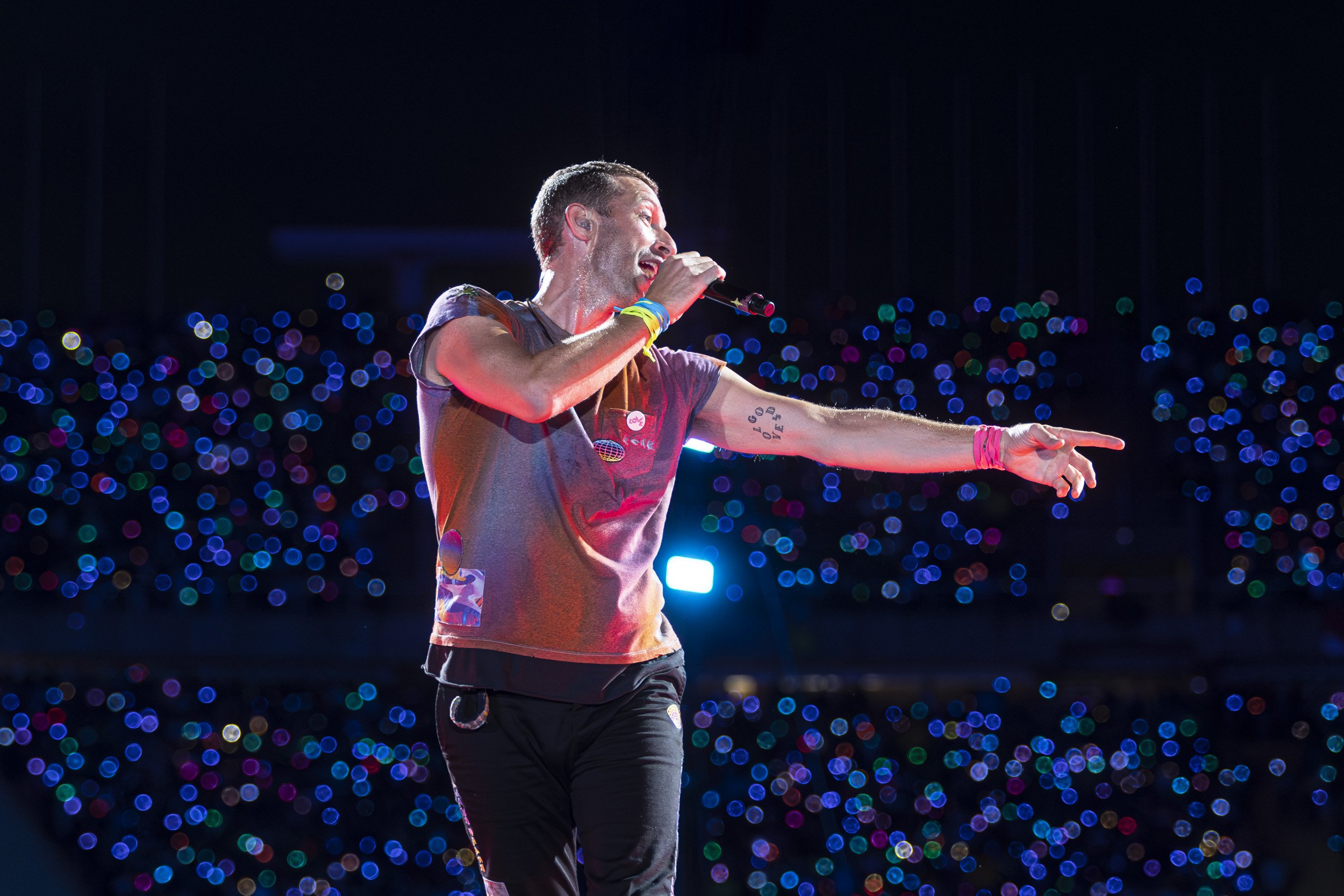 Coldplay alucina en medio del concierto en Barcelona con los castellers