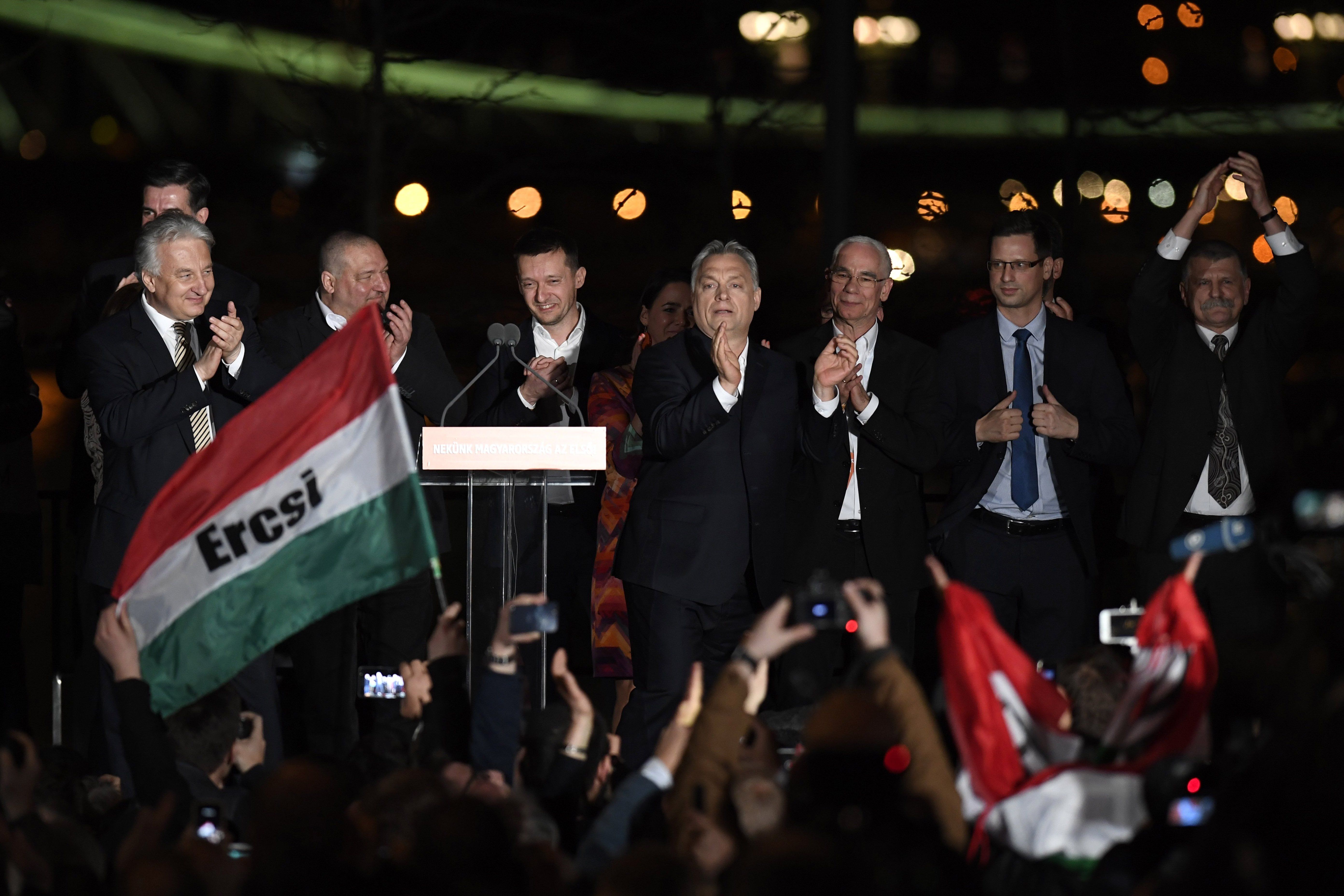 La xenofòbia i el nacionalisme d'Orbán arrasen a Hongria