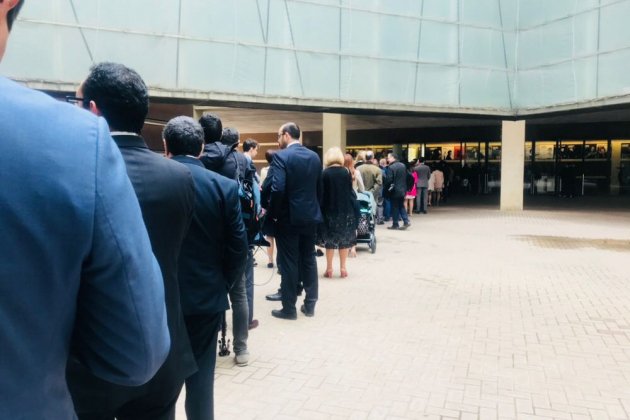 Els futurs jutges fan cua per entrar a l'Auditori Gemma Liñán