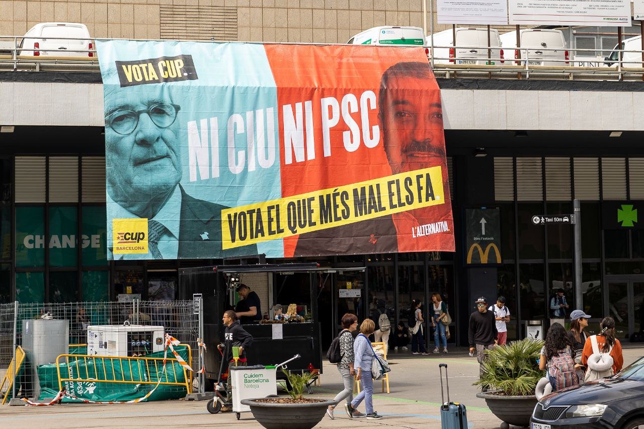 La CUP tanca la campanya amb una pancarta gegant a l'estació de Sants: "Ni CiU ni PSC"