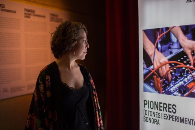 Haize Lizarazu comissària expo PIONERES foto de S ara Guasteví Museu de la Música Bcn