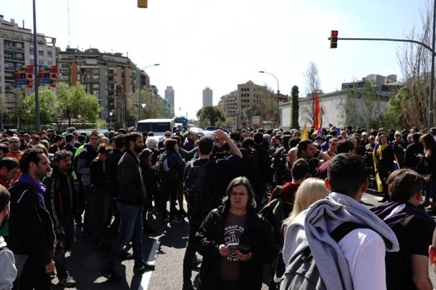 Manifestants tallen carrer Marina / RL