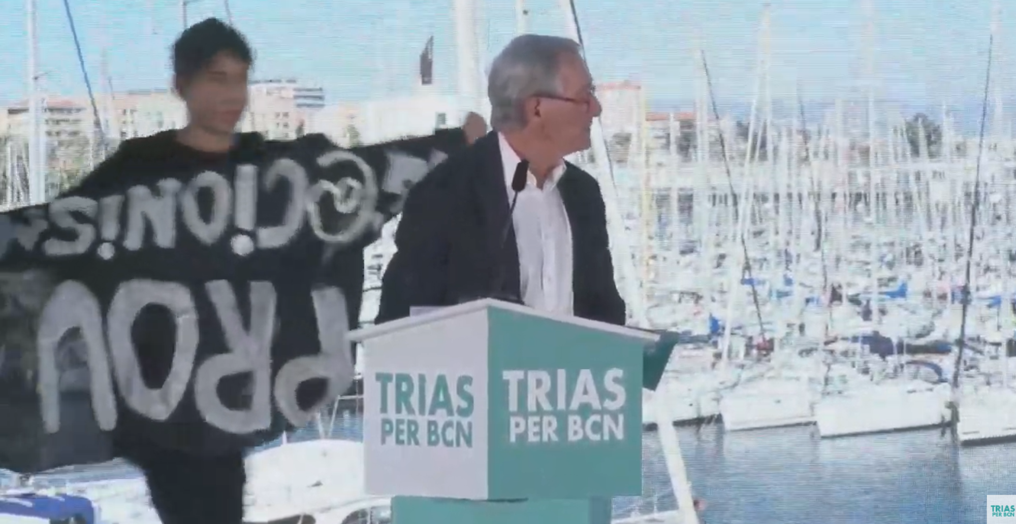 Activistes pel canvi climàtic assalten l'escenari de Trias en l'acte final de campanya | VÍDEO