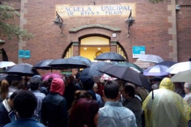 La pluja que ha arribat en altres ocasions, com l'1 d'octubre, no va aturar als catalans a les urnes / @jorditurull