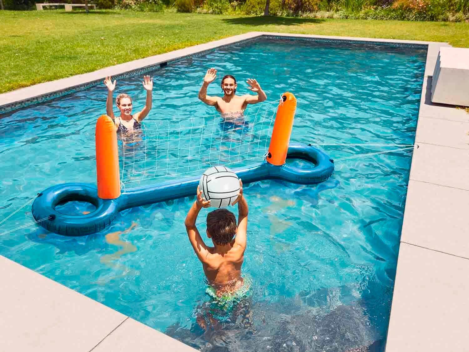 Lidl convierte la piscina en un campo de voleibol