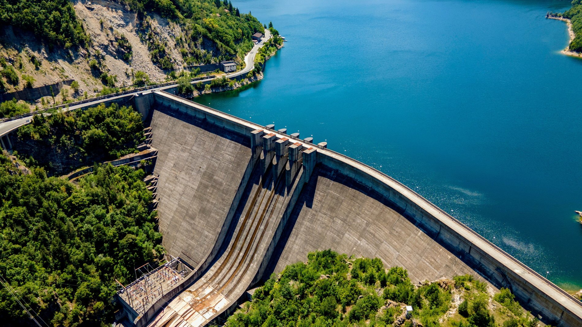 Surrealista: un funcionario indio hace vaciar un embalse para recuperar su móvil