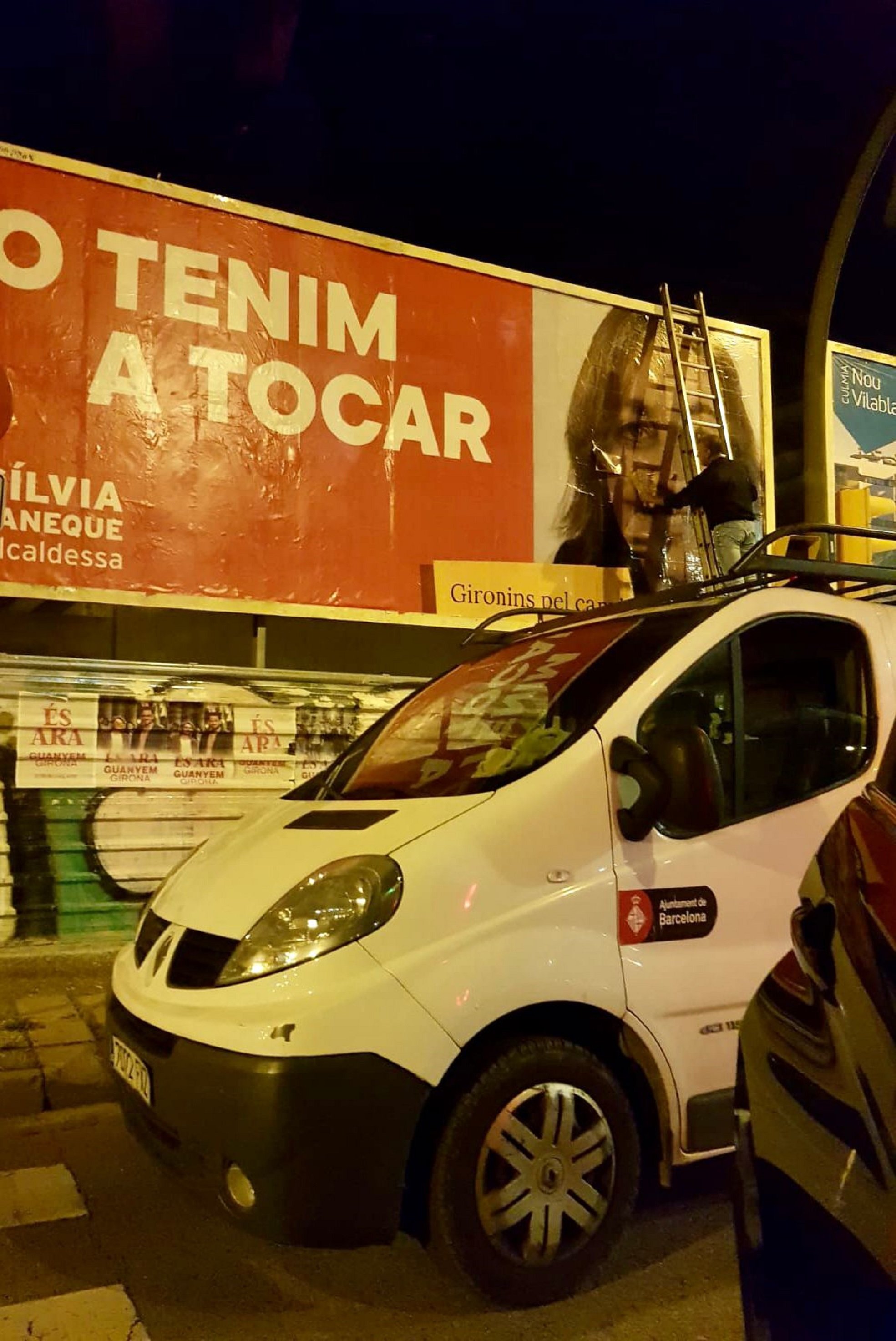 Pengen cartells del PSC a Girona amb un vehicle municipal de Barcelona: Junts ho porta a la JEC