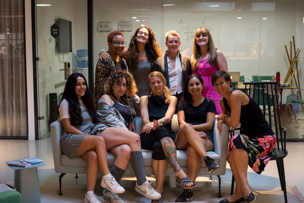 Barcelona tiene una escuela tecnológica específica para mujeres, personas no binarias y mujeres transgénero