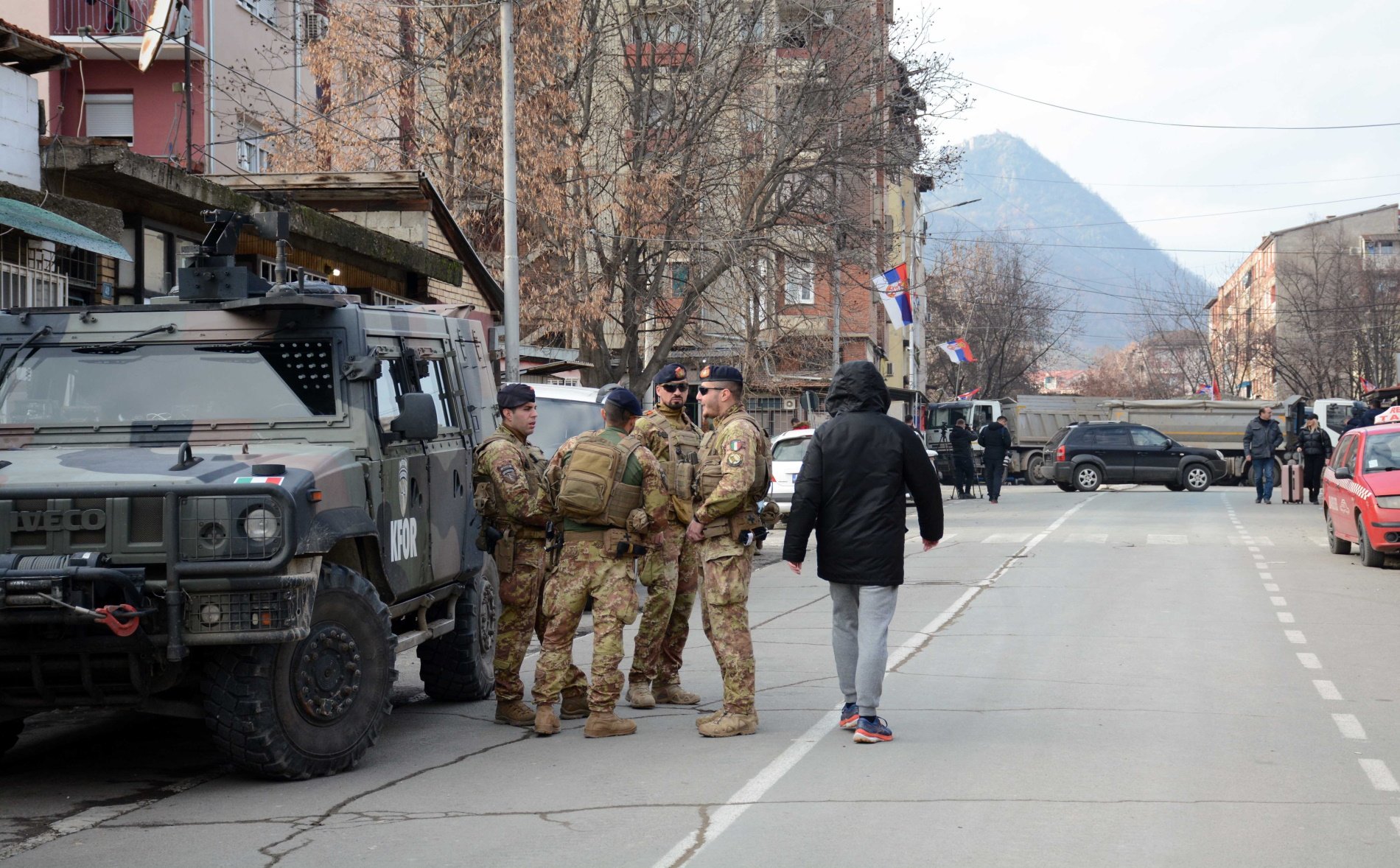 Saltan las alarmas: Serbia despliega al ejército en la frontera con Kosovo