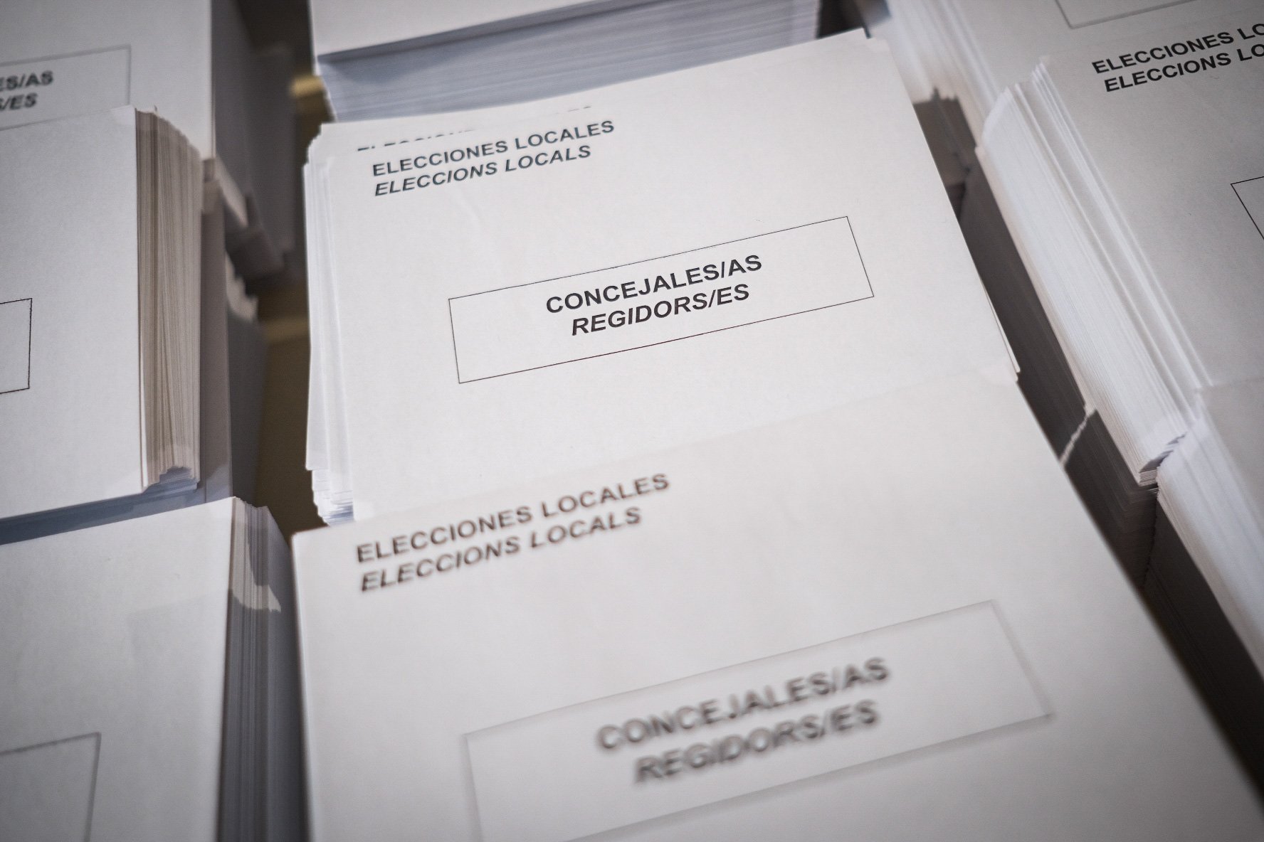 Identifiquen una dona amb 102 sobres amb vots del PSOE al costat d'un col·legi electoral a Sevilla