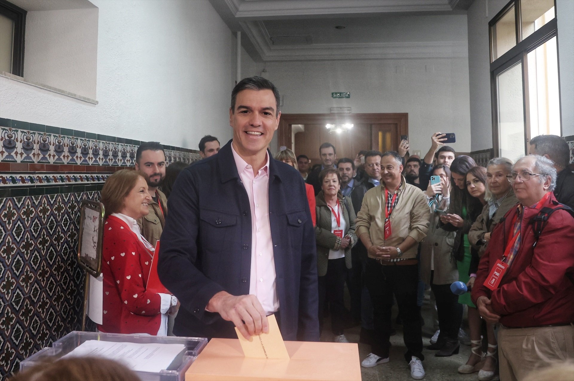 Pedro Sánchez, escridassat al seu col·legi electoral: "Que et voti Txapote!" | VÍDEO
