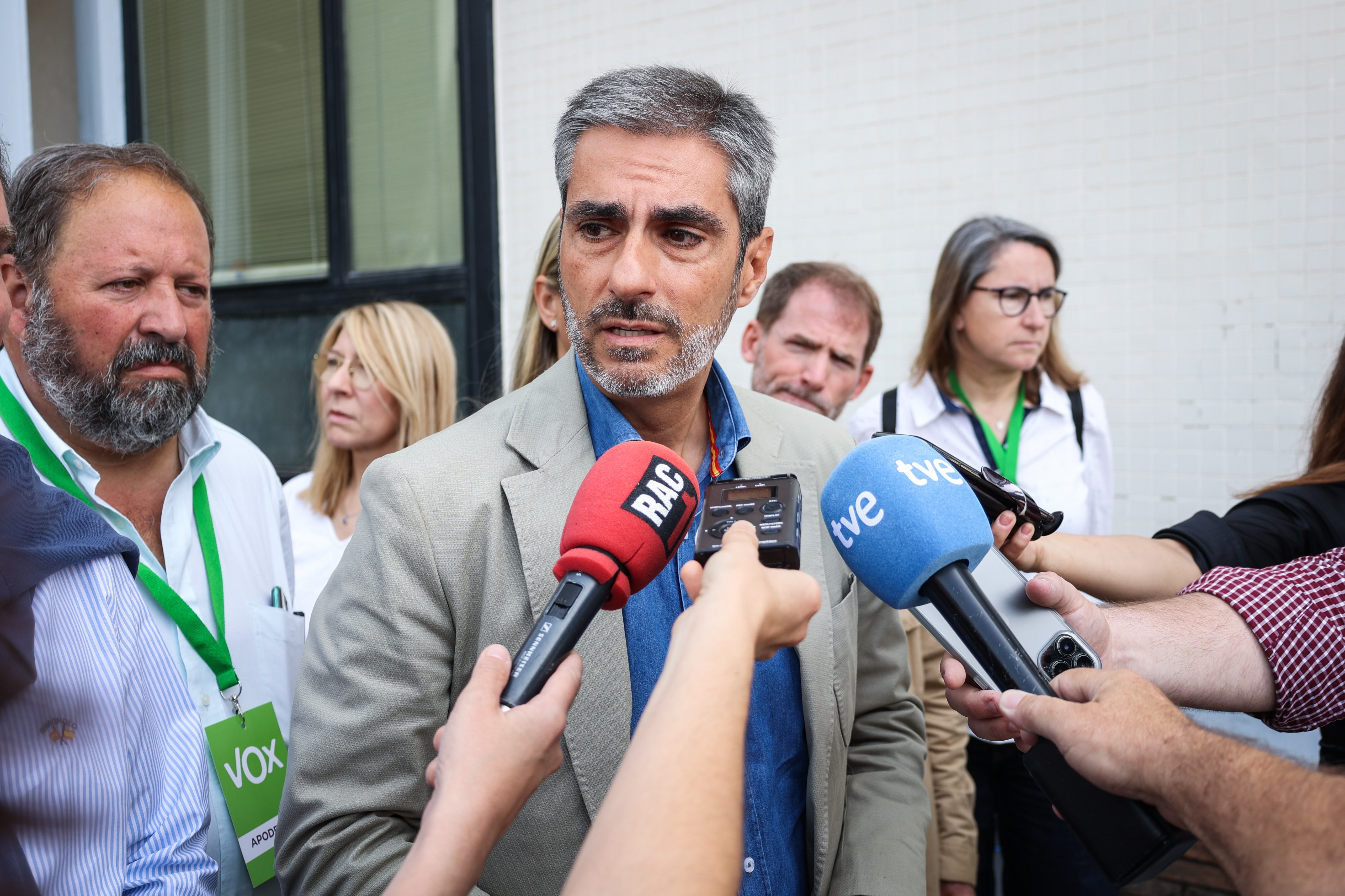 Un doble ataque de Vox al catalán se resuelve con un doble fracaso en el Ayuntamiento de Barcelona