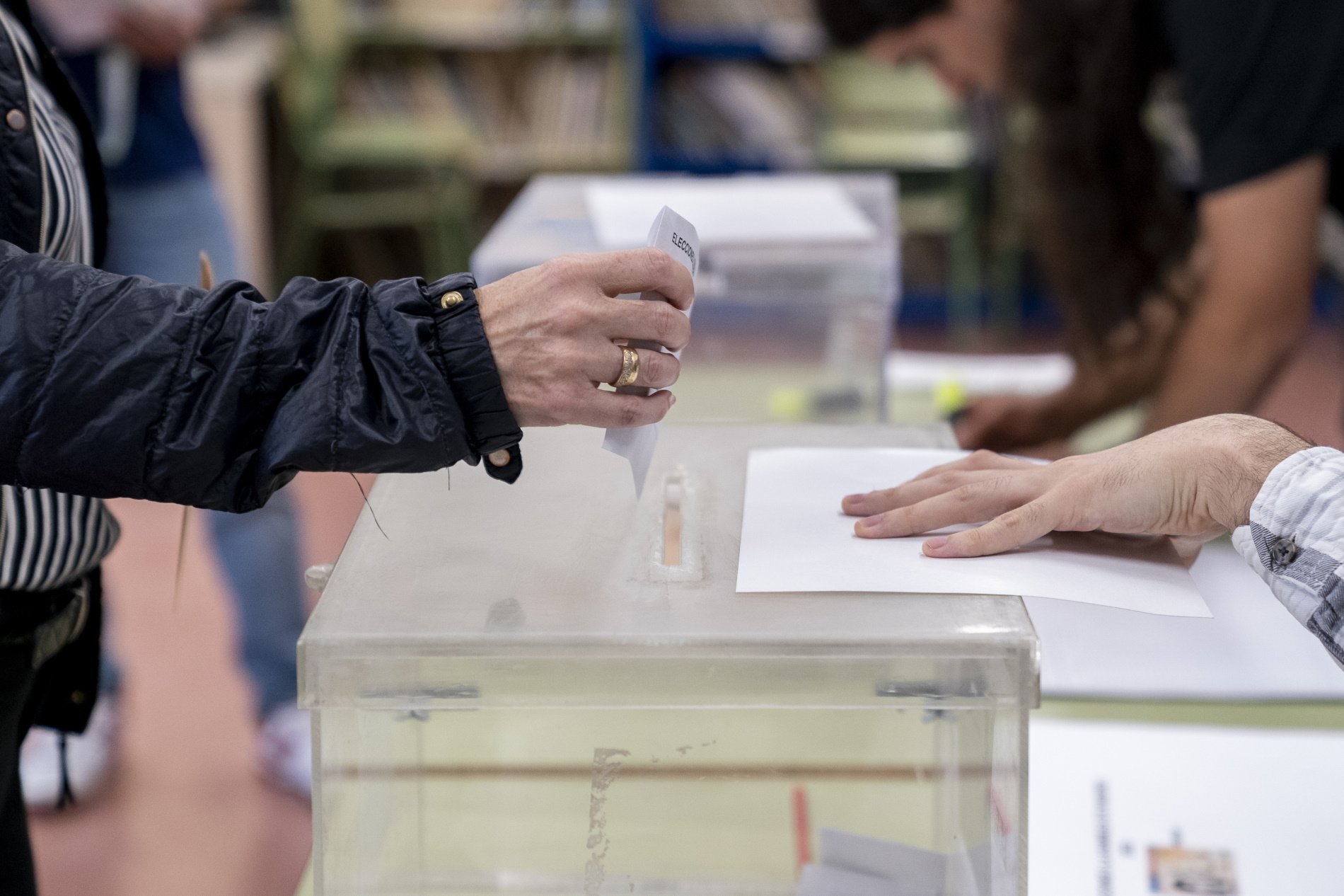 ¿Cómo me puedo excusar de una mesa electoral en las elecciones generales 2023 si tengo un viaje?