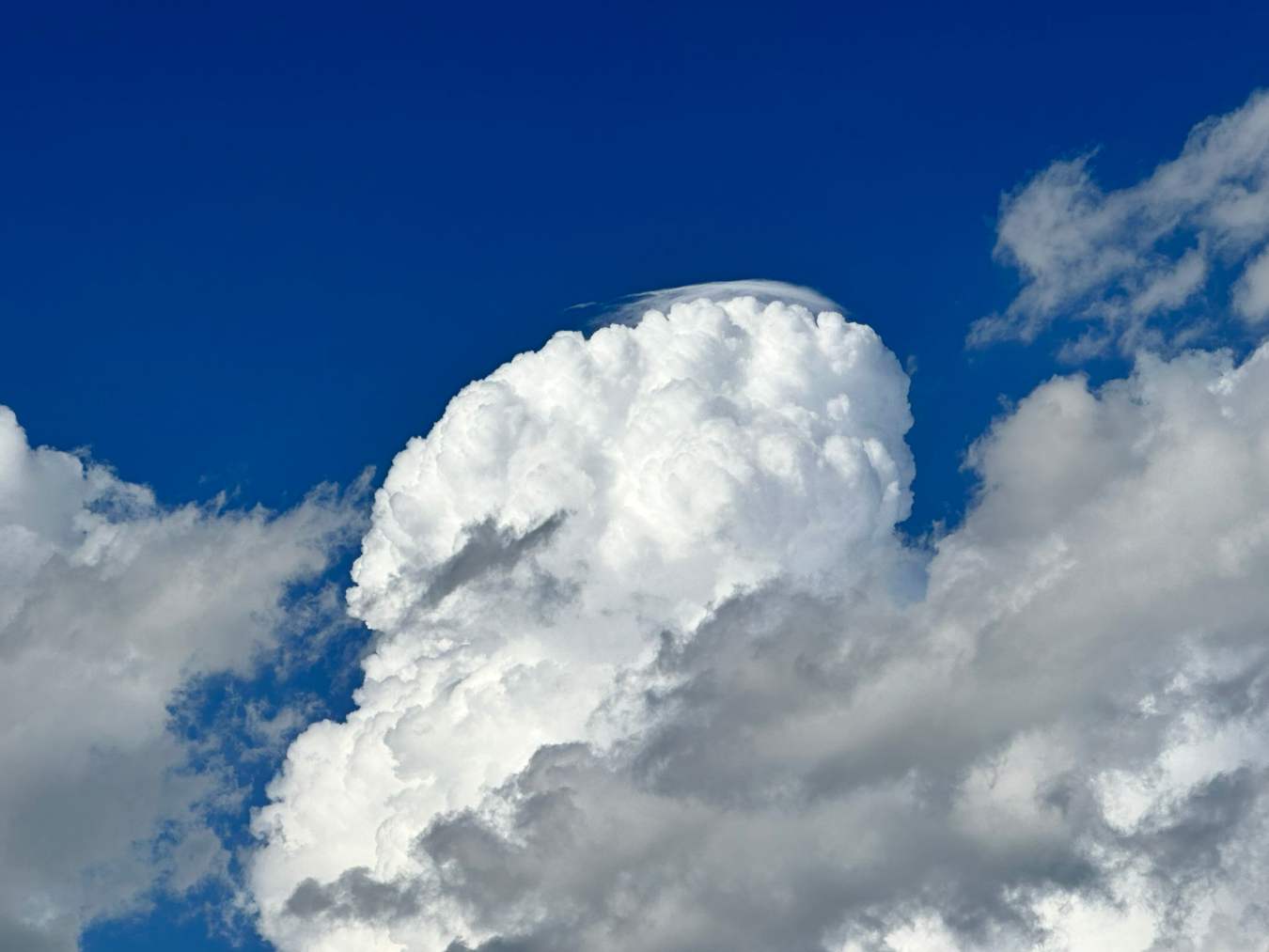 Núvols amb barret: cumulonimbus pileus que possiblement, porten pedra / Twitter: @MichaelWX18