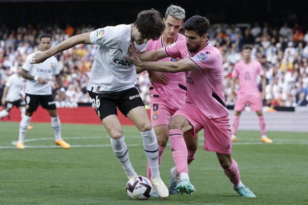Los jugadores de Valencia i Espanyol en un duelo / Foto: EFE - Biel Alino Los jugadores de Valencia i Espanyol en un duelo / Foto: EFE - Biel Alino