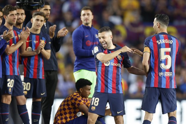 Acomiadada Sergio Busquets Jordi Alba rialles / Foto: EFE - Alberto Estévez