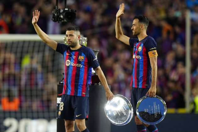 Jordi Alba Sergio Busquets adeu / Foto: EFE - Enric Fontcuberta