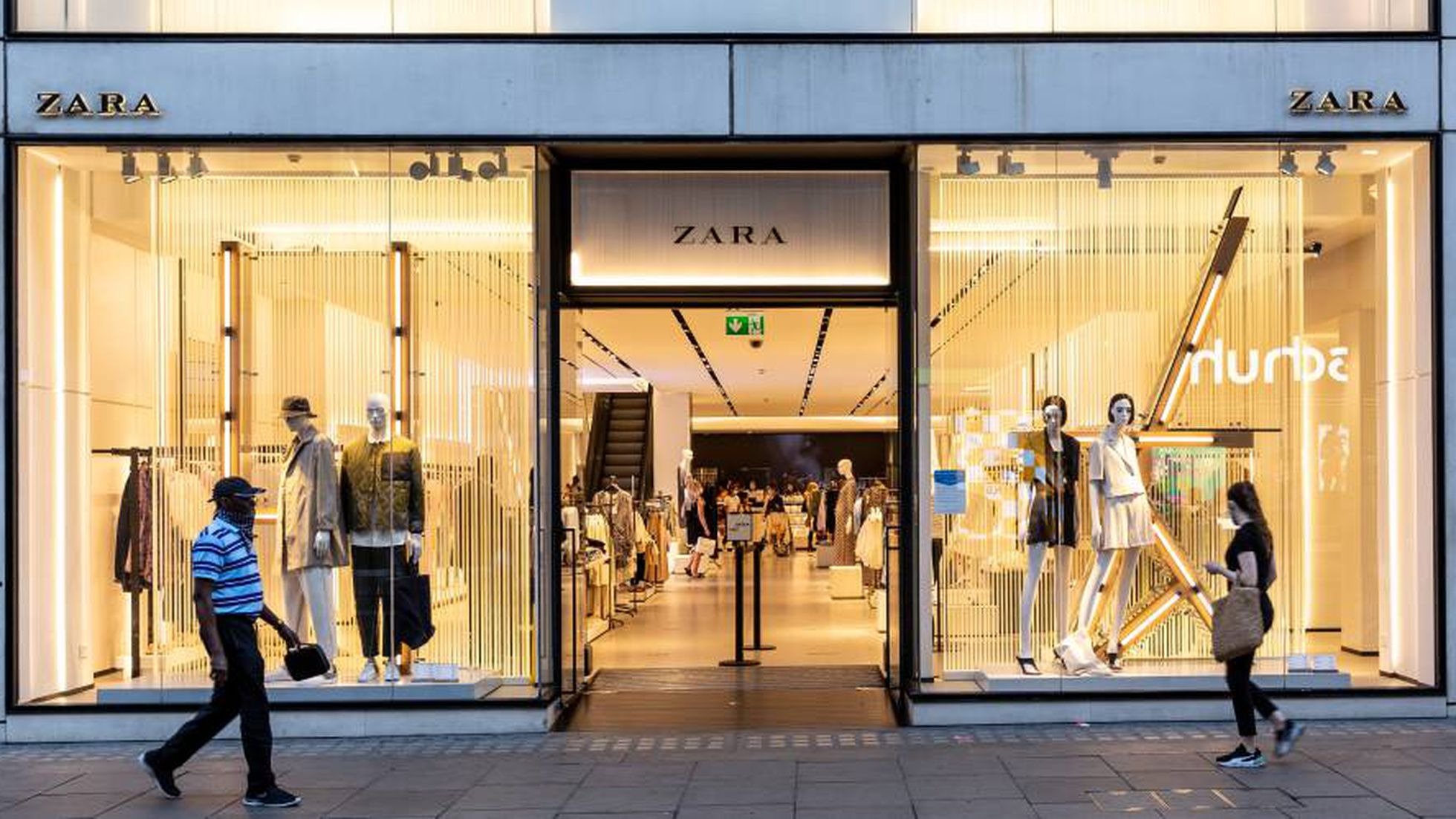 L'abric de les senyores de classe alta arriba a Zara per a totes les butxaques