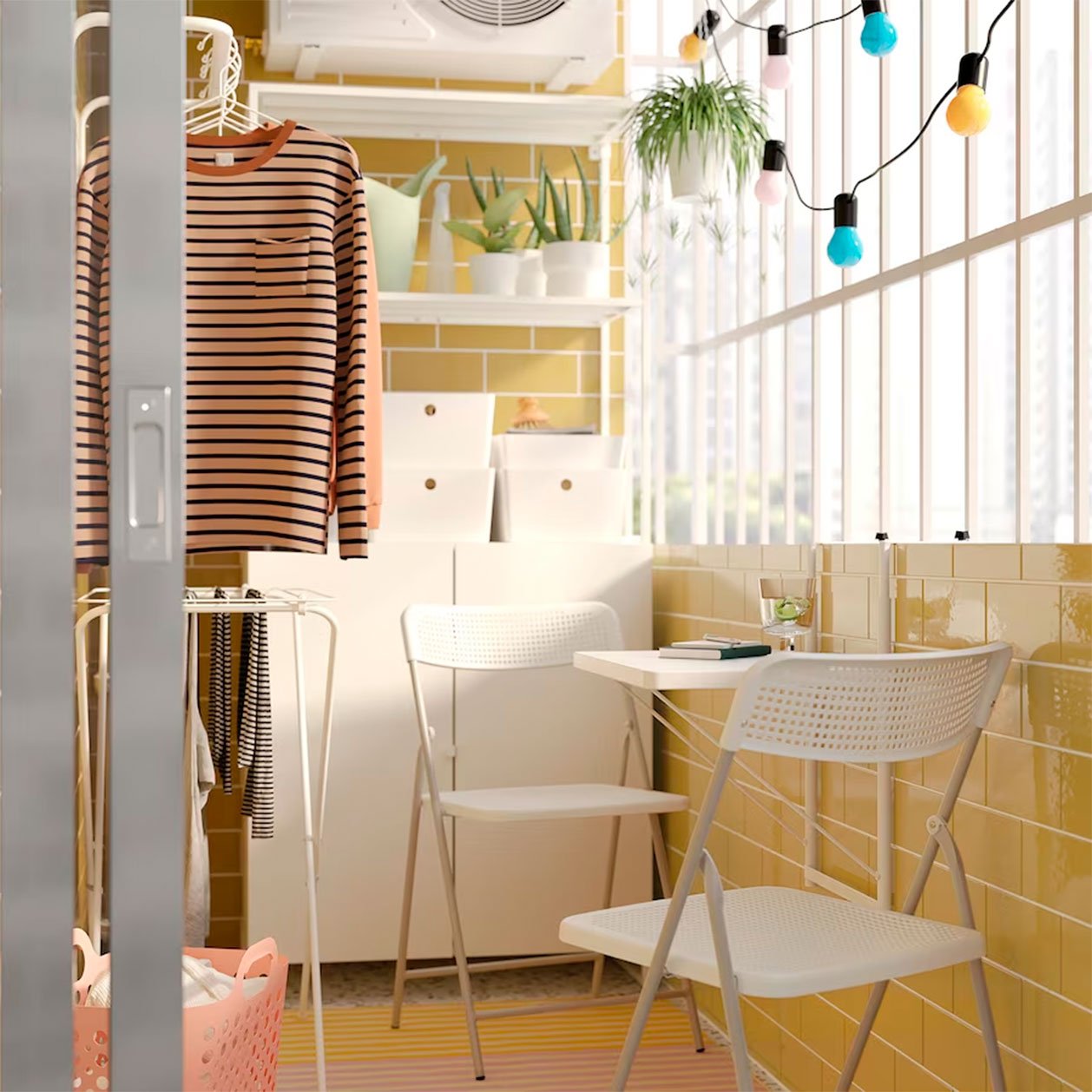 La mesa mini de Ikea para colgar en el balcón cuesta 19,99 euros