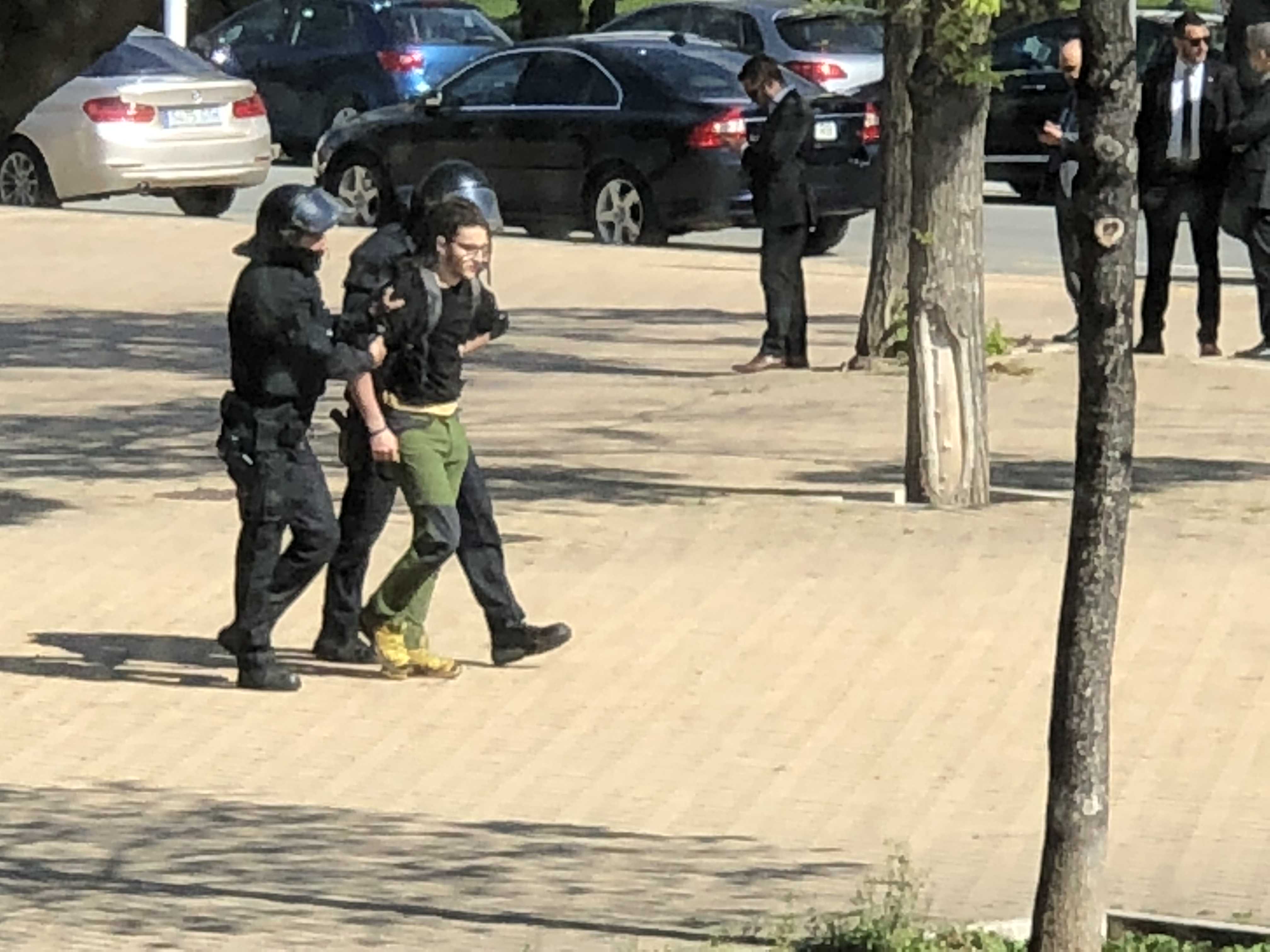 La policía amenaza con multas a los estudiantes de la ESMUC que protestaban por la visita del Rey