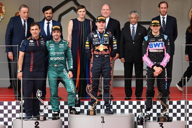 Fernando Alonso posando junto a Esteban Ocon y Max Verstappen en el podio de Monaco / Foto: EFE