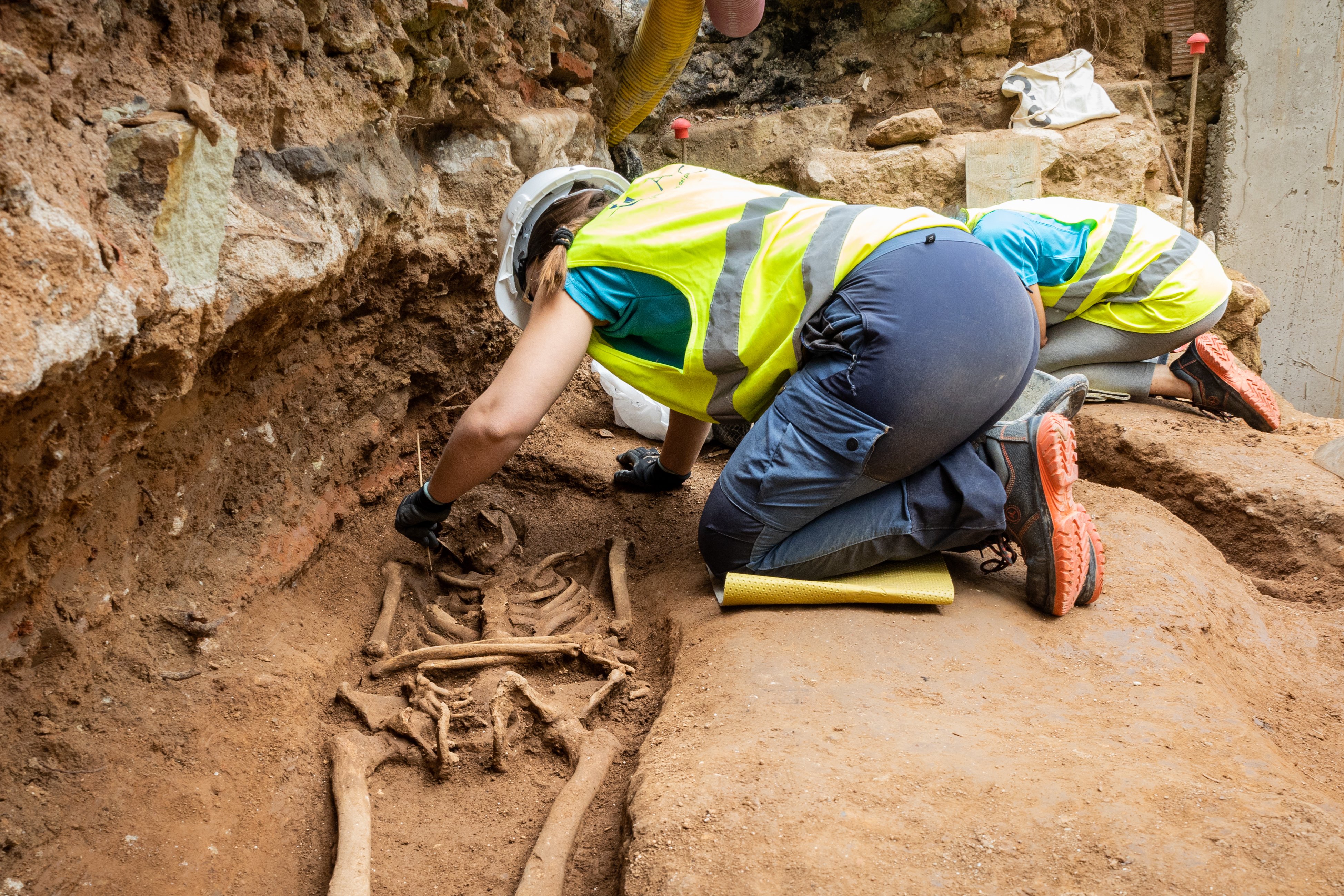 Encuentran dos esqueletos más y un complejo de tumbas en las obras de la Via Laietana