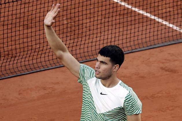 Carlos Alcaraz saludando en el público tras ganar en Roland Garros / Foto: EFE