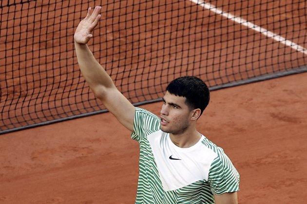 Carlos Alcaraz saludant el públic després de guanyar en Roland Garros / Foto: EFE Carlos Alcaraz saludant el públic després de guanyar en Roland Garros / Foto: EFE