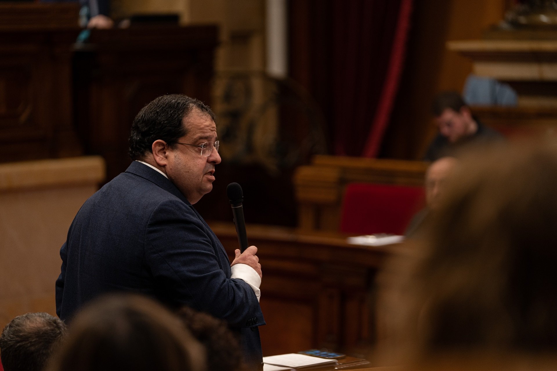 Enganxada al Parlament entre Joan Ignasi Elena i Anna Grau: "Això no és un bar!" | VÍDEO