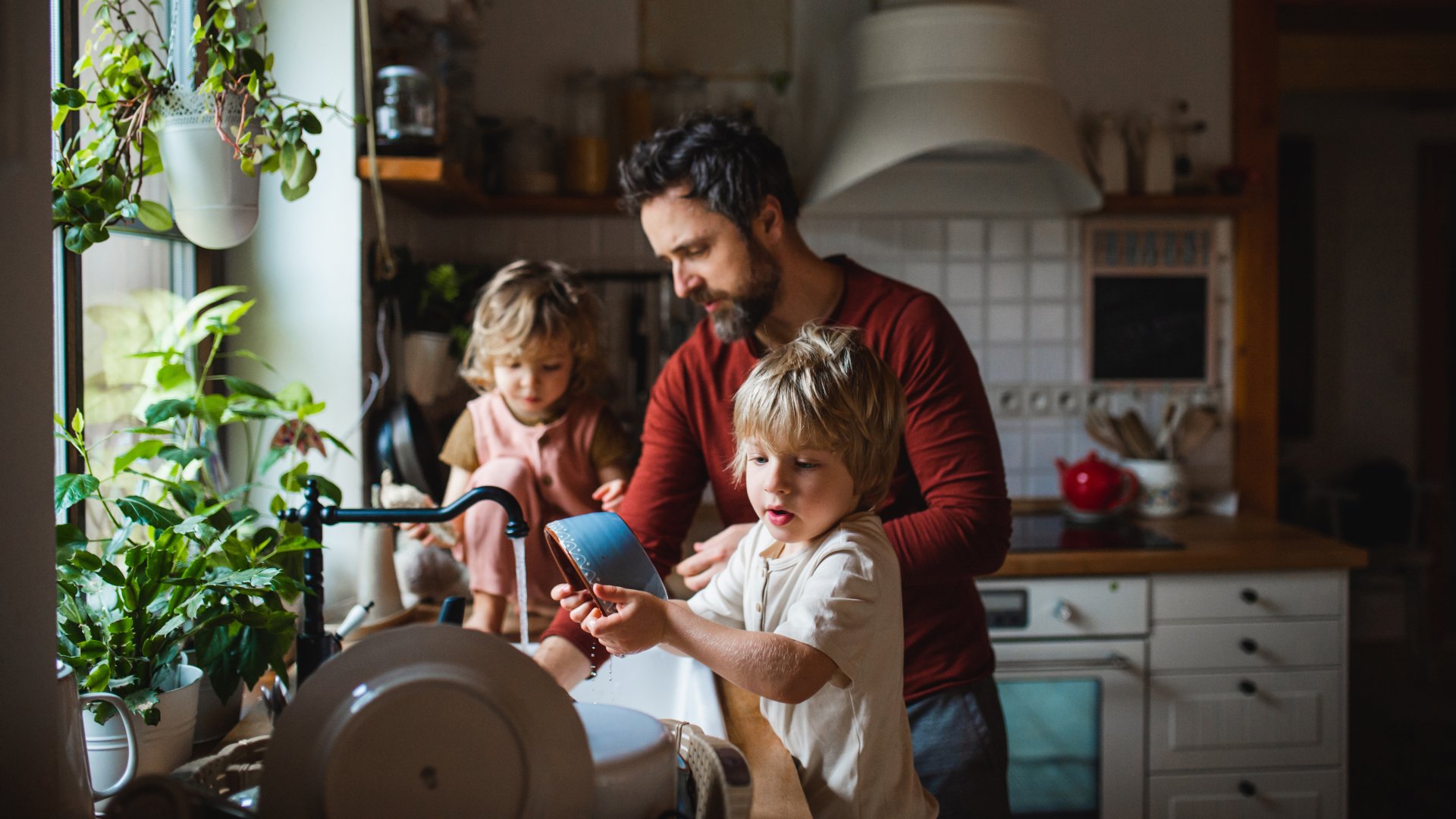 Los 6 errores que debes evitar al organizar las tareas del hogar para mantenerlo todo bajo control