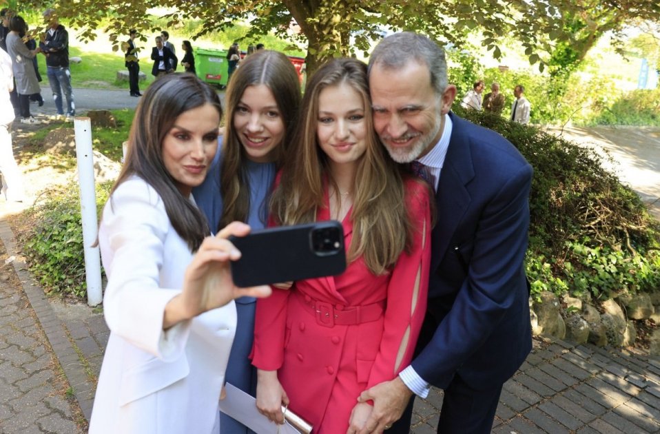 selfie familia real contenedores