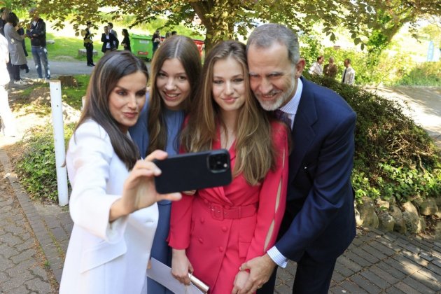 selfie familia real contenedores