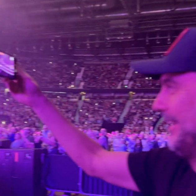 Pep Guardiola movil concierto Elton John Twitter Pep Guardiola movil concierto Elton John Twitter