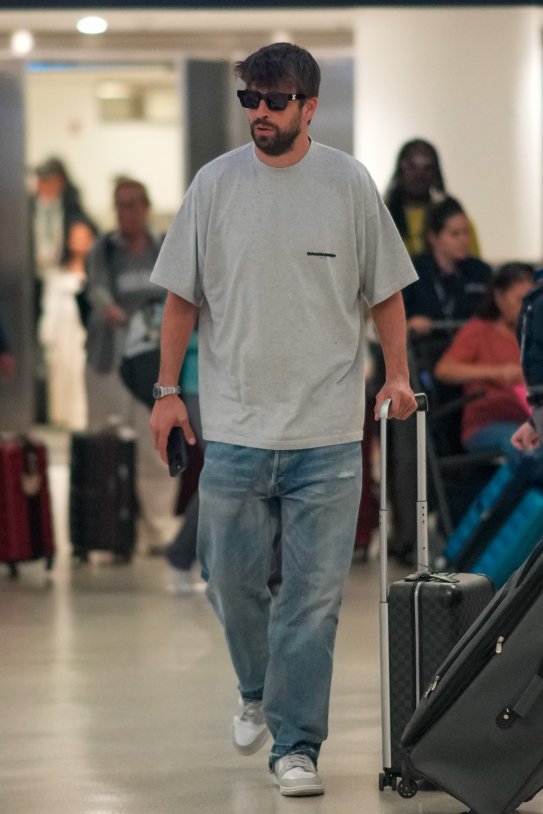 Gerard Piqué maleta GTRES Gerard Piqué maleta GTRES