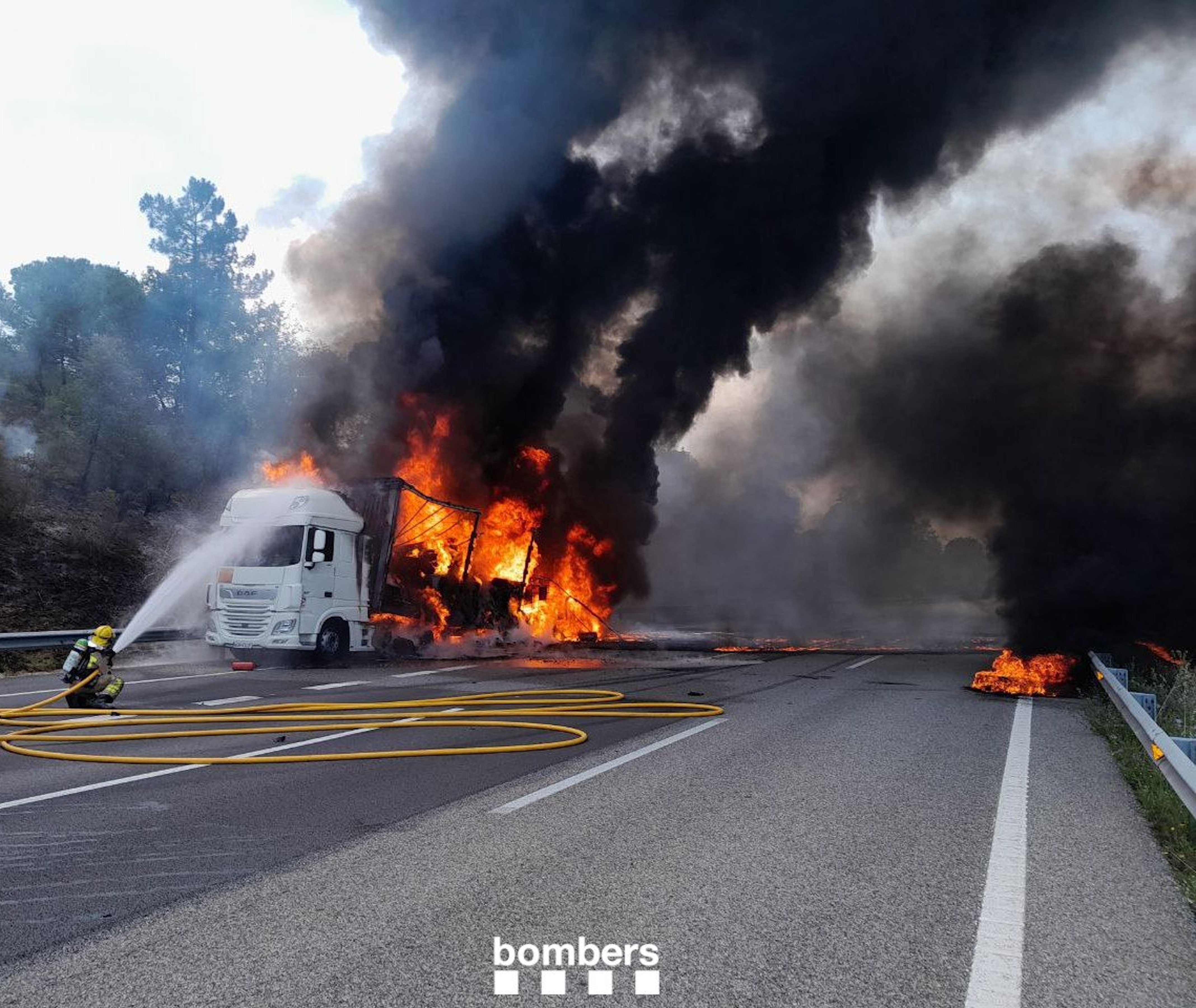 Incendio en la AP-7: un camión obliga a cortar los dos sentidos de la marcha en las comarcas gerundenses