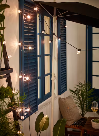 Ikea tiene una guirnalda de luces LED para exterior que funciona con pilas