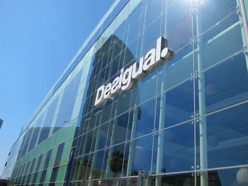Desigual facturó 933 millones en 2015, un 3% menos